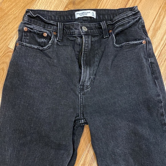 A&F The Ankle Straight Ultra High-Rise Jean in Ripped Black, Size 27 Short (4S) - Picture 3 of 12
